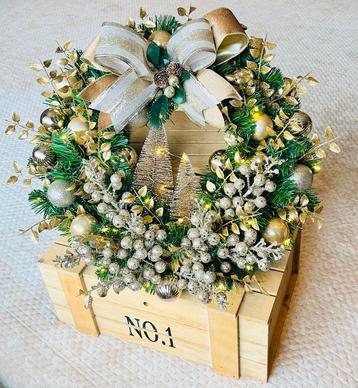 Prachtige handgemaakte kerstkrans met dennenboompjes. (40cm) beschikbaar voor biedingen
