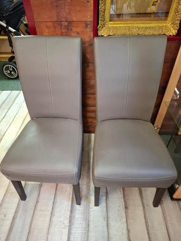 2 kunstleren eetkamer stoelen beschikbaar voor biedingen