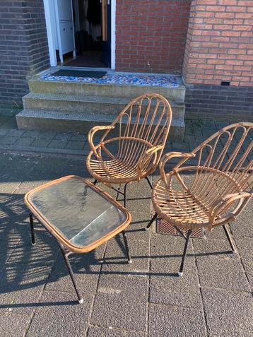 Rotan setje 1 tafel 2 stoelen  beschikbaar voor biedingen