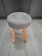 Leuk grijs gebreid gehaakt krukje, Ophalen, Zo goed als nieuw, Hout