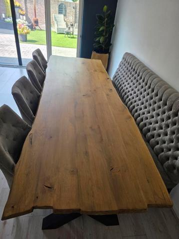 Boomstamtafel met 4 stoelen en zitbank beschikbaar voor biedingen
