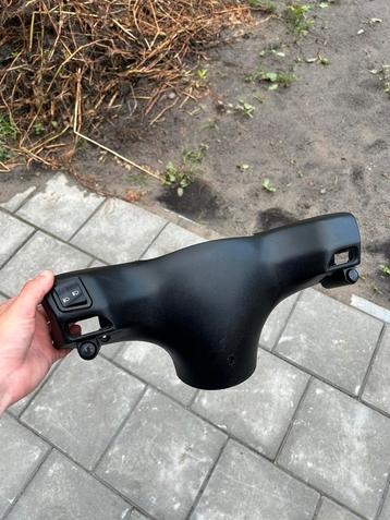 Zip stuurkap met knopjes beschikbaar voor biedingen