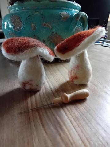 Genaaldvilte paddenstoelen, naaldvilten, wol. beschikbaar voor biedingen