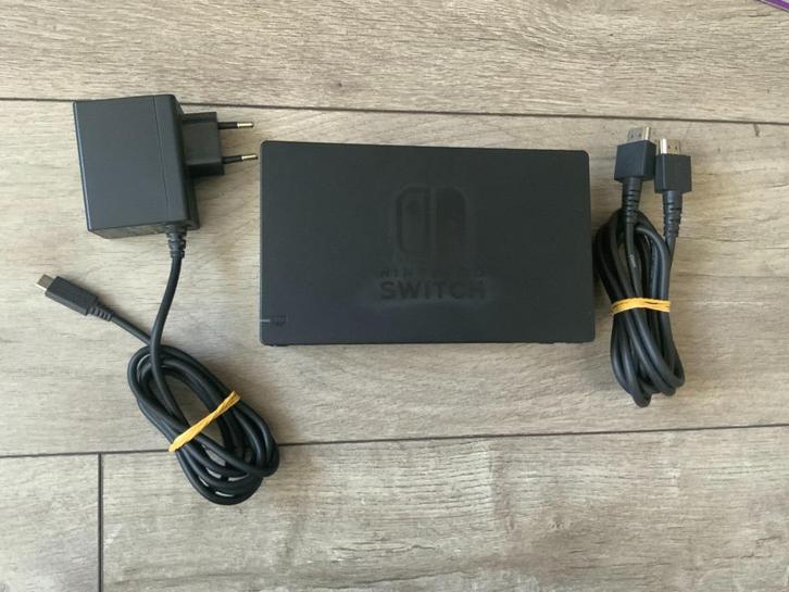 Nintendo Switch Dock / Docking Station / TV-Dock + Adapter, Spelcomputers en Games, Games | Nintendo Switch, Zo goed als nieuw