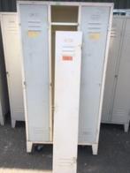 Vintage lockerkast kleding (defect)