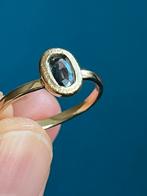 14K Gouden Ring met Blauwe Saffier - Maat 18, Sieraden, Tassen en Uiterlijk, Ringen, Geel, Ophalen of Verzenden, Zo goed als nieuw