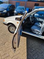 UNIEK NIEUWSTAAT 2E EIGENAAR Mazda 323 1.3 HB AUT 1987 Wit, Auto's, Oldtimers, Wit, Origineel Nederlands, Particulier, 66 pk