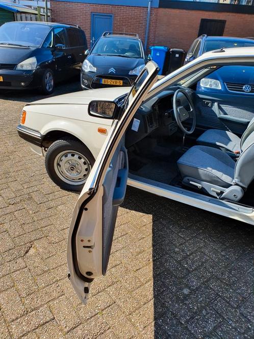UNIEK NIEUWSTAAT 2E EIGENAAR Mazda 323 1.3 HB AUT 1987 Wit, Auto's, Oldtimers, Particulier, Benzine, Hatchback, Automaat, Origineel Nederlands