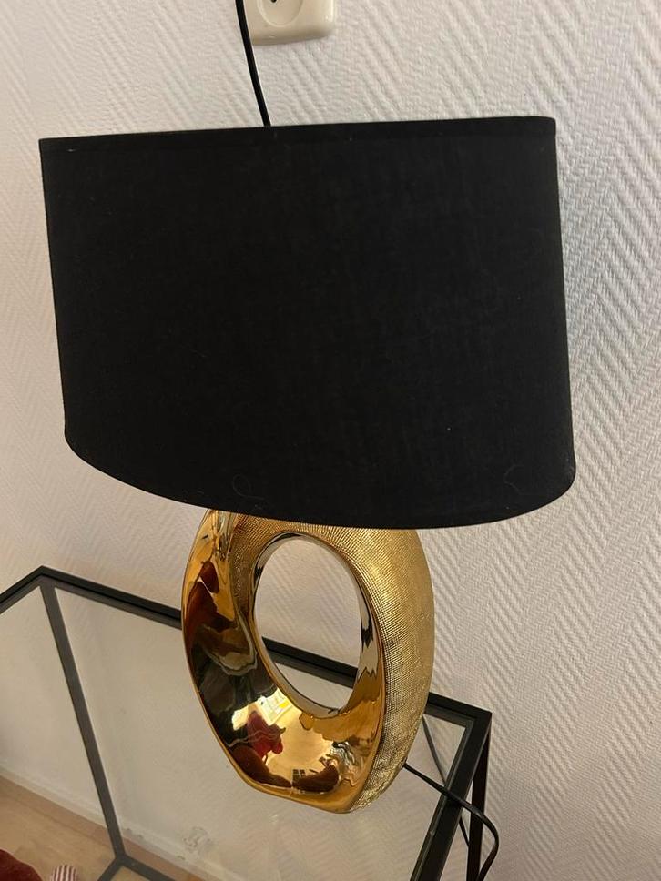 Moderne Tafellamp met Gouden Voet & Zwarte Kap, Huis en Inrichting, Lampen | Tafellampen, Zo goed als nieuw, Minder dan 50 cm