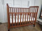 Veres houten ledikant + matras + dekbed en lakens., Ophalen, Zo goed als nieuw, Ledikant