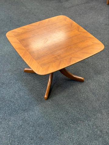 Vintage salontafel beschikbaar voor biedingen
