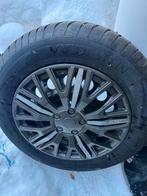 17″ winterbanden met wieldoppen voor een Peugeot 3008, Ophalen, Banden en Velgen, 17 inch, Winterbanden