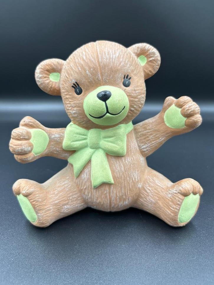 Porseleinen Beeldje van Beertje – Bruin met groene Strik, Verzamelen, Beelden en Beeldjes, Zo goed als nieuw, Dier, Ophalen of Verzenden