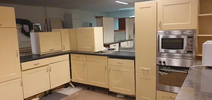 COMPLETE KEUKEN KOOKPLAAT KOELKAST OVEN, Huis en Inrichting, Keuken | Complete keukens, Gebruikt, Hoekkeuken, Crème, Hout, Hoogglans of Gelakt
