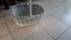 Brocante witte mand met hengsel boodschappenmand, Huis en Inrichting, Mand, Ophalen of Verzenden, Zo goed als nieuw, Riet