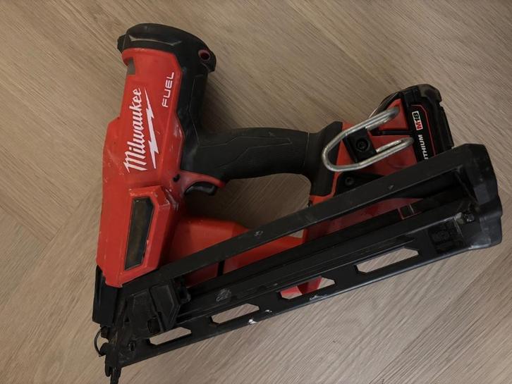 Milwaukee M18 FN15GA 18V Li-ion afwerktacker Met accu 2.0Ah, Doe-het-zelf en Verbouw, Gereedschap | Handgereedschap, Zo goed als nieuw