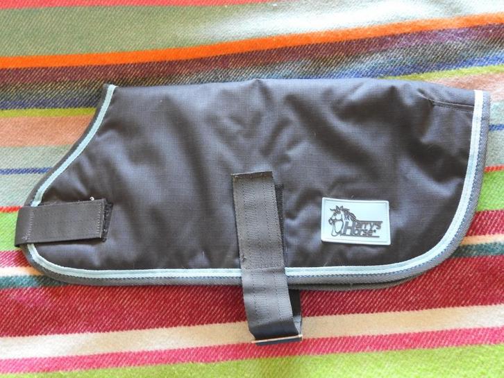 Donkerblauw hondendekje met lichtblauwe bies. € 15, Dieren en Toebehoren, Hondenkleding, Zo goed als nieuw, Hondenjas, Ophalen of Verzenden