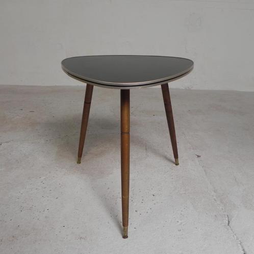 Driehoekige vintage bijzettafel, salontafel op drie poten, Antiek en Kunst, Antiek | Meubels | Tafels, Ophalen of Verzenden