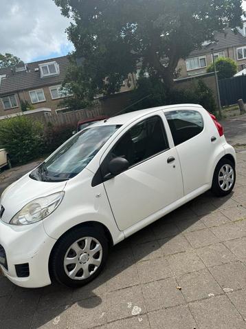 Zeer nette en zuinige Peugeot 107 1.0 12V 5DR 2011 Wit NAP beschikbaar voor biedingen