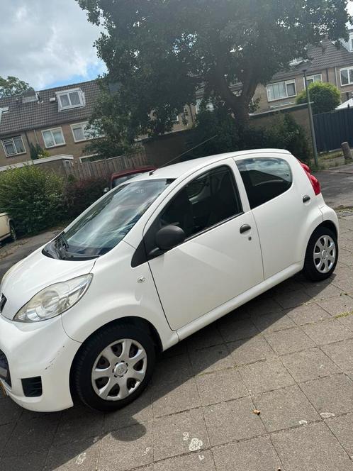 Zeer nette en zuinige Peugeot 107 1.0 12V 5DR 2011 Wit NAP, Auto's, Peugeot, Particulier, Airbags, Airconditioning, Metallic lak