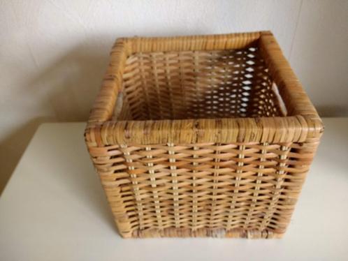 Vierkante, rieten mand 25 x 25 cm en 23 cm hoog, Huis en Inrichting, Woonaccessoires | Schalen en Manden, Zo goed als nieuw, Mand