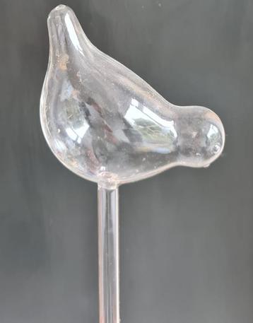 Watergevende bollen in de vorm van vogeltjes beschikbaar voor biedingen