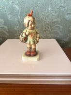 Hummel Beeldje 479 (I Brought You A Gift), Verzamelen, Ophalen of Verzenden, Zo goed als nieuw, Hummel
