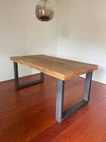 Houten eettafel 160x90 cm beschikbaar voor biedingen