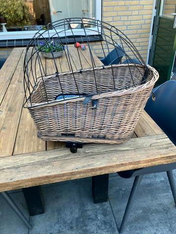 Hondenmandje voor op de fiets. beschikbaar voor biedingen