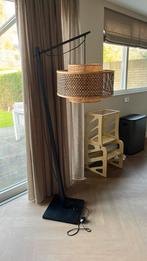 Mooie rotan vloerlamp, Huis en Inrichting, Lampen | Vloerlampen, Ophalen, Zo goed als nieuw, 150 tot 200 cm