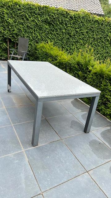 tuintafel met granieten blad beschikbaar voor biedingen