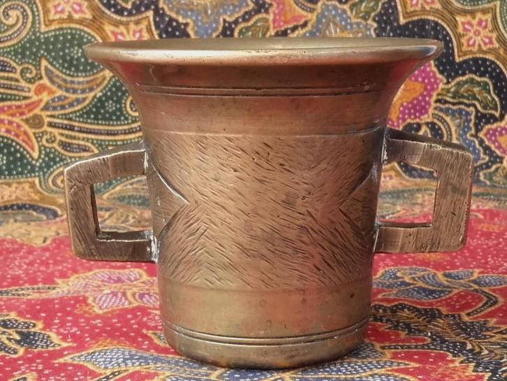 Mooie zware antieke vijzel uit Engeland 9 cm. 18de eeuw., Antiek en Kunst, Antiek | Koper en Brons, Brons, Ophalen of Verzenden