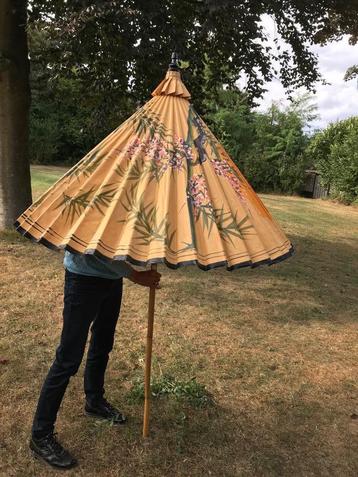 Decoratieve aziatische parasol van rijstpapier beschikbaar voor biedingen