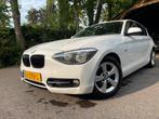 BMW 116i Automaat 136PK 2013 Wit, Auto's, BMW, 65 €/maand, Zwart, 4 cilinders, Wit