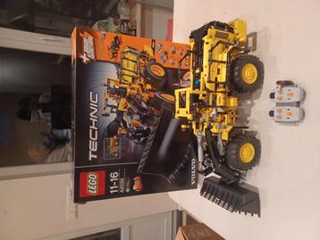 Lego technic volvo loader 42030 beschikbaar voor biedingen