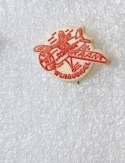 kunststof speldje Kaan's Wijnhandel "Schiphol", Verzamelen, Speldjes, Pins en Buttons, Ophalen of Verzenden, Gebruikt, Overige onderwerpen