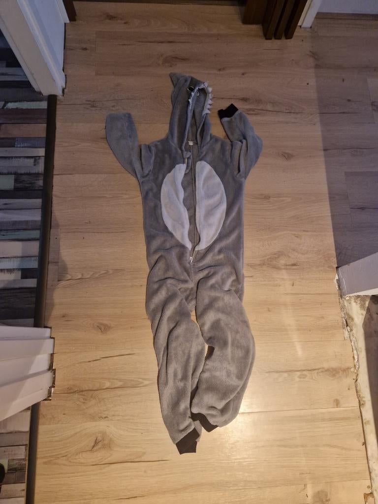 Grijze haaien onesie 122-128, Ophalen of Verzenden, Zo goed als nieuw, Onbekend, Jongen of Meisje