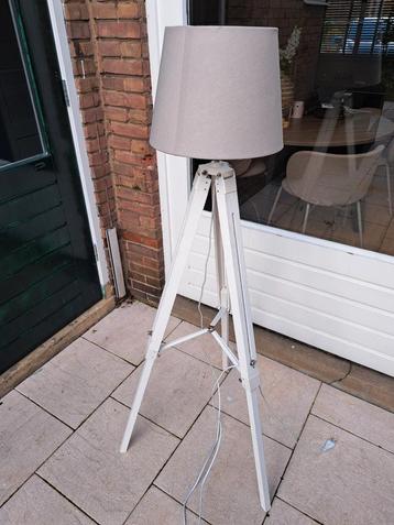 Witte Houten Tripod Lamp beschikbaar voor biedingen