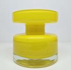 Geel vaasje Scandinavisch Design Mid Century Modern., Antiek en Kunst, Ophalen of Verzenden