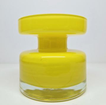 Geel vaasje Scandinavisch Design Mid Century Modern. beschikbaar voor biedingen