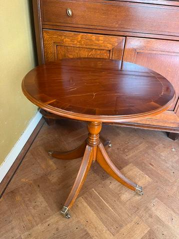 Klassieke ronde bijzettafel met messing wieltjes  beschikbaar voor biedingen