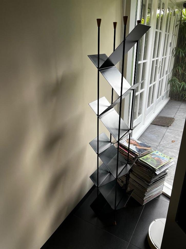 LOURENS FISHER design rek zwart: multi inzetbaar €50,-, Huis en Inrichting, Woonaccessoires | Cd- en Dvd-rekken, Gebruikt, Metaal