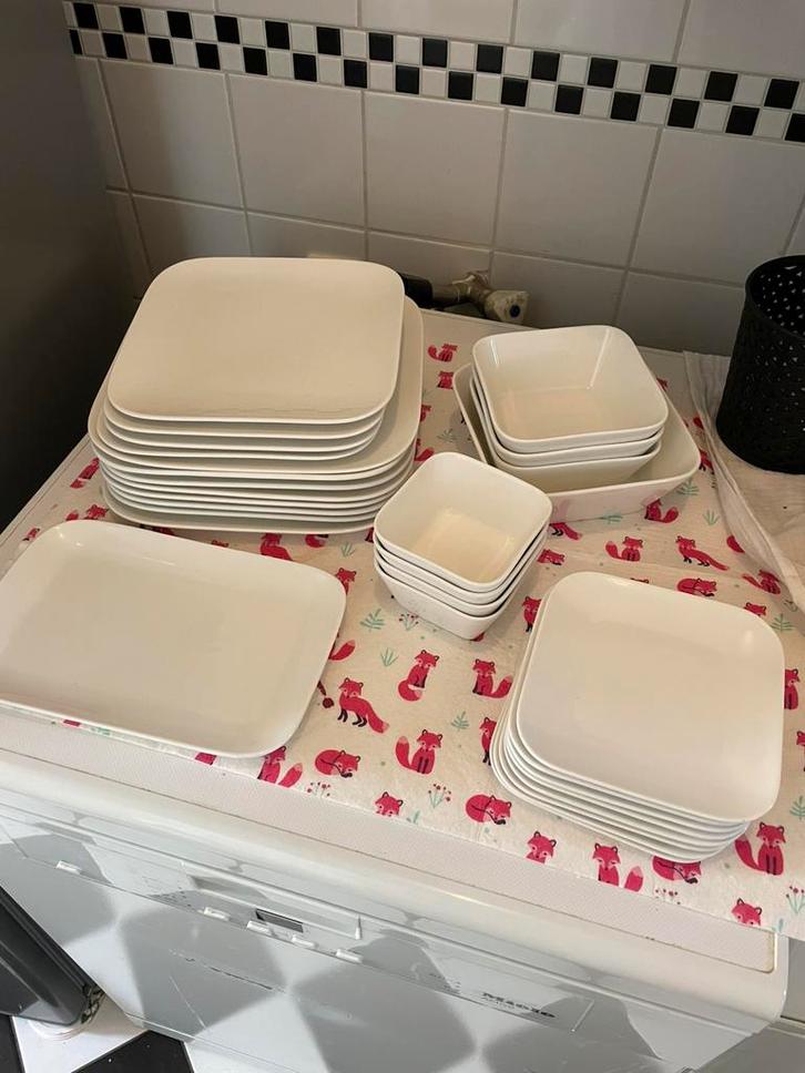 Action wit vierkant servies set, Huis en Inrichting, Keuken | Servies, Zo goed als nieuw, Bord(en), Ophalen