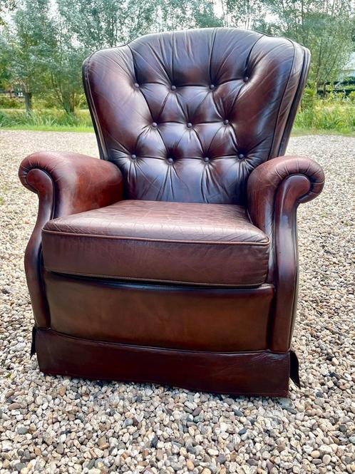 Lederen engelse chesterfield fauteuil donkerbruin capitonné, Huis en Inrichting, Fauteuils, Zo goed als nieuw, 50 tot 75 cm, 75 tot 100 cm