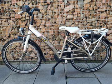 Zeer nette 22" Loekie Foxy Lady meisjesfiets (nagekeken) beschikbaar voor biedingen