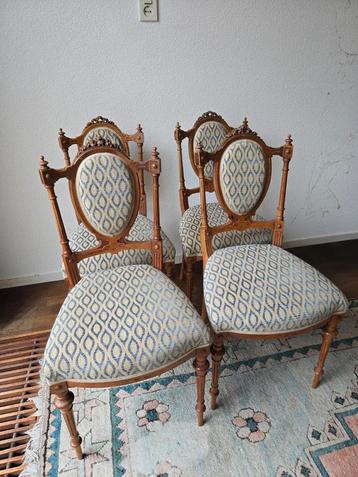 4 Prachtige Houten Stoelen beschikbaar voor biedingen