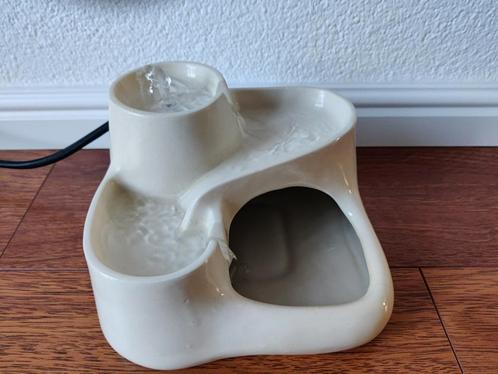 Keramische drinkfontein met pomp en gaasfilter, Dieren en Toebehoren, Kattenvoerbakken en Drinkbakken, Gebruikt, Automatisch, Ophalen of Verzenden