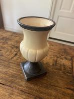 Brocante, klassieke roomwitte vaas met voet - aardewerk, Ophalen of Verzenden