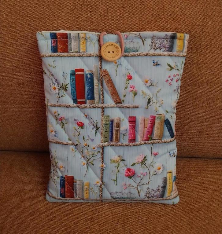 Boekenhoes / booksleeve Gewatteerd - Leuke Boekenprint, Hobby en Vrije tijd, Stoffen en Lappen, Nieuw, Katoen, Minder dan 30 cm