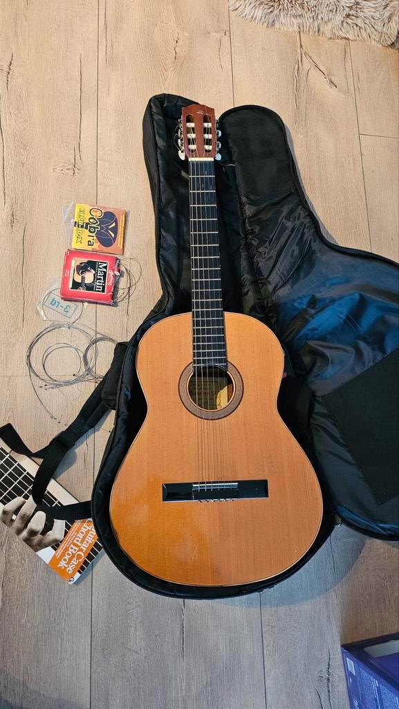 Alhambra Spaanse Gitaar - Handgemaakt met Accessoires, Muziek en Instrumenten, Snaarinstrumenten | Gitaren | Akoestisch, Gebruikt